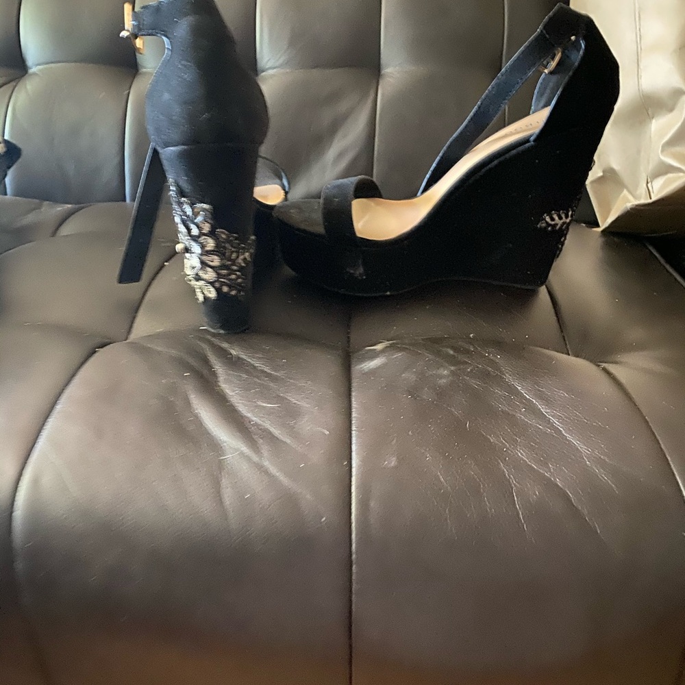Black wedges